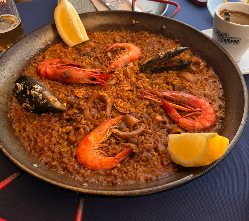 🥘 Arroz con mariscos - Arroz con mariscos — the signature of this coastline. Prawns, mussels, squid, and saffron-rich rice cooked together in one pan. Easy to make at home, impossible to forget.