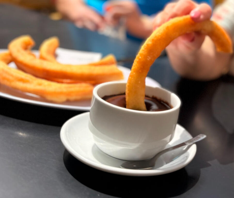 ☕ Churros con chocolate Not just breakfast — a ritual. Crisp churros, thick dark chocolate, a slow morning with nowhere to be. Start every day like this.