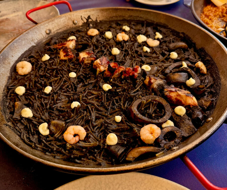 🖤 Black fideuà Noodles cooked in squid ink with octopus and prawns — dramatic to look at, extraordinary to eat. A dish that tells you exactly where you are.